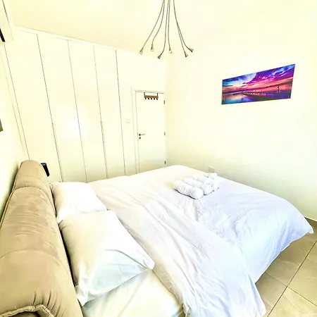 Apartment Seaside Escape - Charming Sunlit 2br Flat