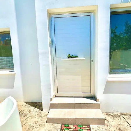Seaside Escape - Charming Sunlit 2br Flat Apartment