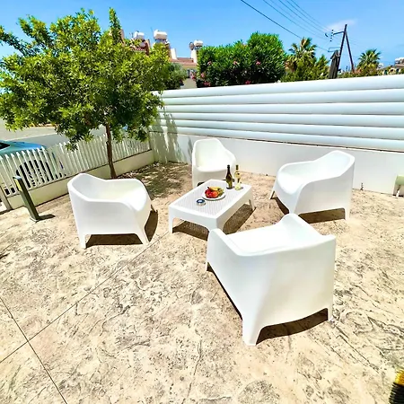 Seaside Escape - Charming Sunlit 2br Flat * Paphos