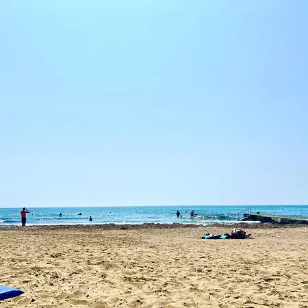 Apartment Seaside Escape - Charming Sunlit 2br Flat