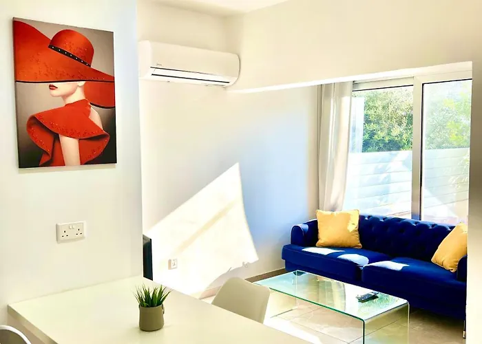 Seaside Escape - Charming Sunlit 2br Flat Apartmán Paphos