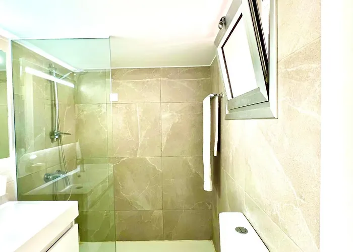 Seaside Escape - Charming Sunlit 2br Flat * Paphos