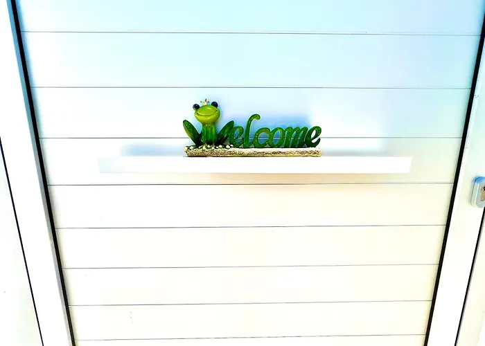 Seaside Escape - Charming Sunlit 2br Flat Apartmán