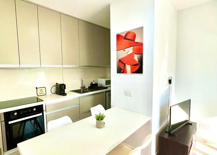 Seaside Escape - Charming Sunlit 2br Flat *