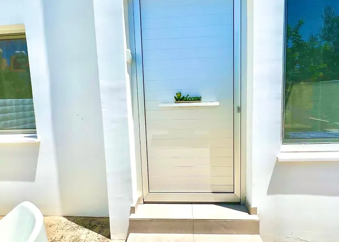 Seaside Escape - Charming Sunlit 2br Flat Apartmán