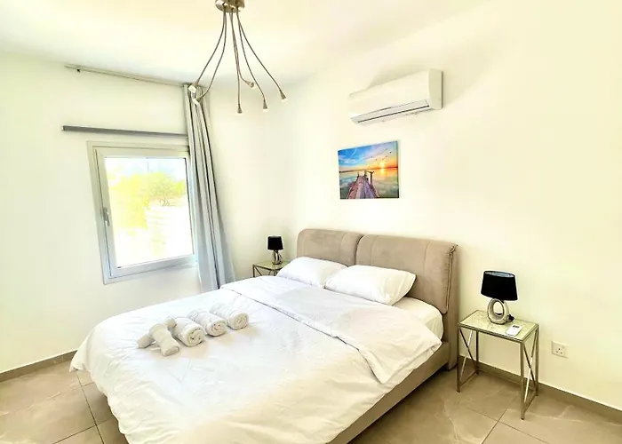Seaside Escape - Charming Sunlit 2br Flat * Paphos