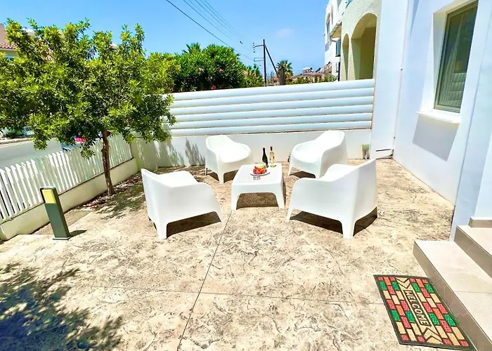 Apartmán Seaside Escape - Charming Sunlit 2br Flat Paphos