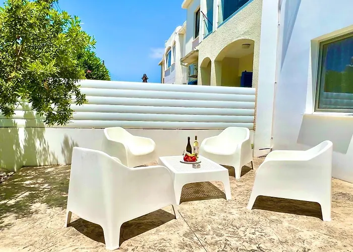 Seaside Escape - Charming Sunlit 2br Flat Apartmán Paphos
