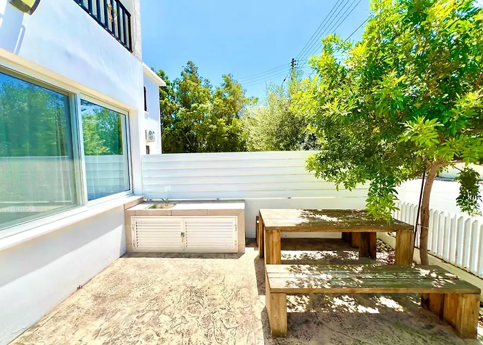 Seaside Escape - Charming Sunlit 2br Flat Paphos