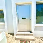 Seaside Escape - Charming Sunlit 2br Flat Apartment