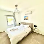 Seaside Escape - Charming Sunlit 2br Flat * Paphos