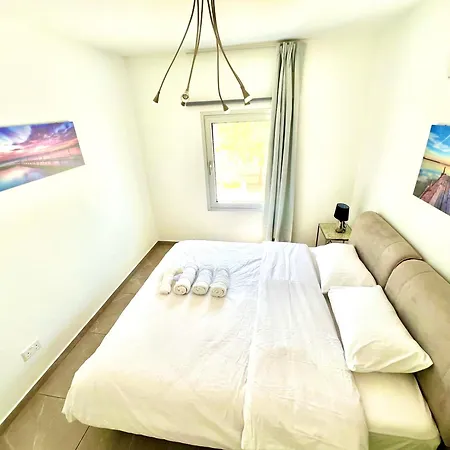 Apartment Seaside Escape - Charming Sunlit 2br Flat