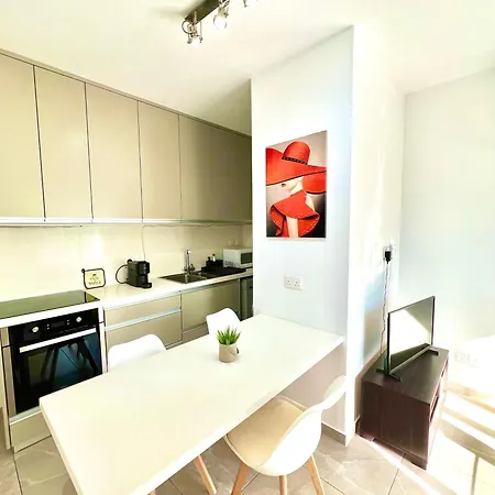 Seaside Escape - Charming Sunlit 2br Flat *