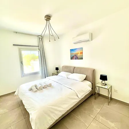 Seaside Escape - Charming Sunlit 2br Flat * Paphos