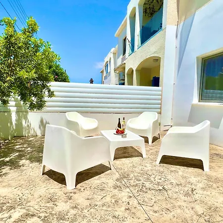 Seaside Escape - Charming Sunlit 2br Flat Apartman Paphos