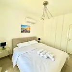 Seaside Escape - Charming Sunlit 2br Flat 아파트 파포스