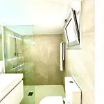 Seaside Escape - Charming Sunlit 2br Flat * 파포스