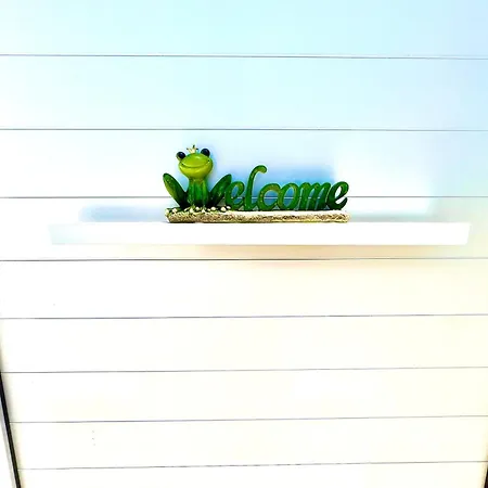 Seaside Escape - Charming Sunlit 2br Flat 아파트