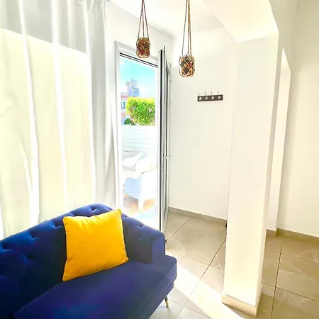 Apartment Seaside Escape - Charming Sunlit 2br Flat