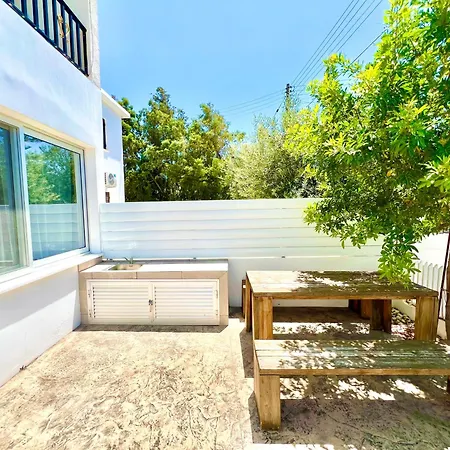 Seaside Escape - Charming Sunlit 2br Flat 파포스