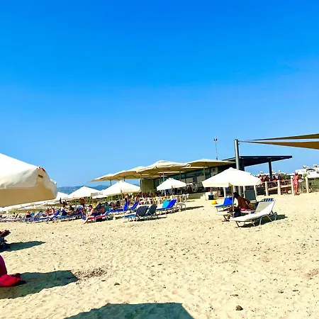 Seaside Escape - Charming Sunlit 2br Flat 아파트 *
