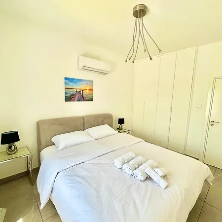 Seaside Escape - Charming Sunlit 2br Flat Apartman Paphos