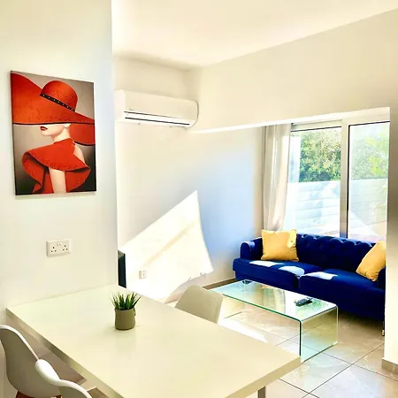 Seaside Escape - Charming Sunlit 2br Flat Apartman Paphos
