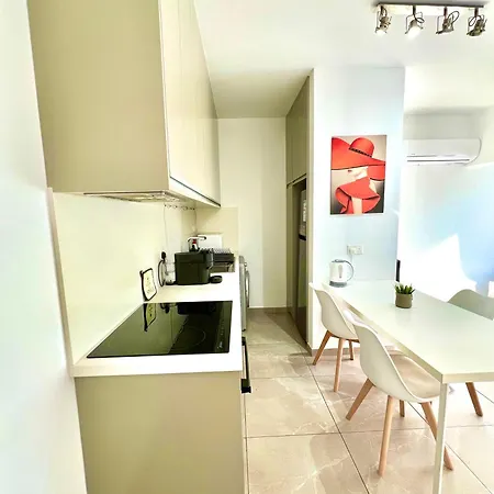 Apartman Seaside Escape - Charming Sunlit 2br Flat Paphos