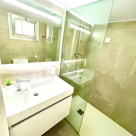 Apartman Seaside Escape - Charming Sunlit 2br Flat *